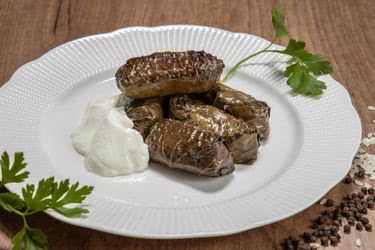 Постни лозови сърми с кисело мляко
