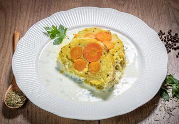 Картофено руло с моркови и млечен сос