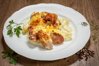 Кренвирш на фурна с картофи и сметана