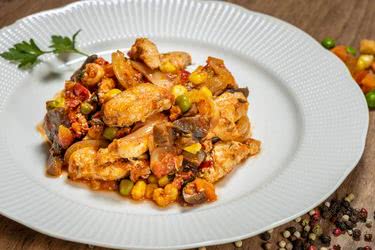 Пилешки филенца със зеленчуци и гъби и топка ориз