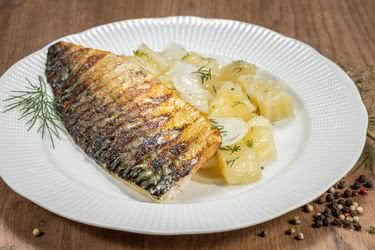 Скумрия на скара с гарнитура варени картофи с лук