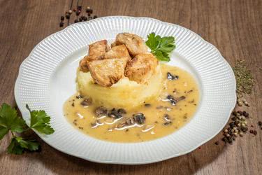 Пилешки хапки с пюре и гъбен сос