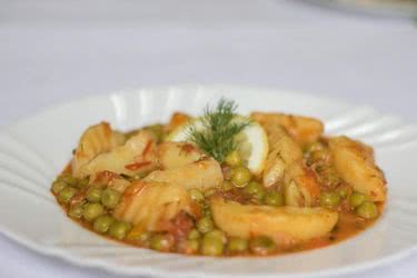 Яхния картофи с грах