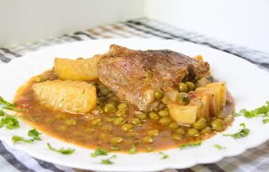 Свинско с картофи и грах