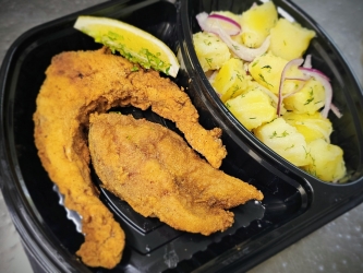 Пържен шаран с гарнитура варени картофи Пържен шаран с гарнитура варени картофи