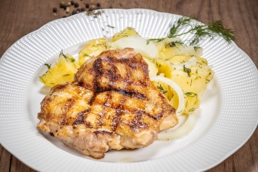 Пилешка пържола бут с гарнитура варени картофи