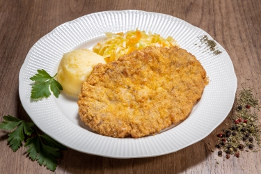 Шницел с гарнитура пюре и салата зеле и моркови