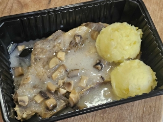 Свинска пържола с пюре и гъбен сос
