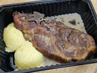 Свинска пържола с пюре и гъбен сос Свинска пържола с пюре и гъбен сос