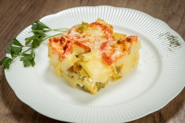 Запечени картофи с домати кашкавал